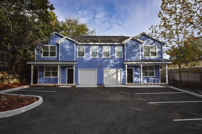 Building Photo - Luxury 3BR/3.5BA Townhome with Garage – Built in 2018