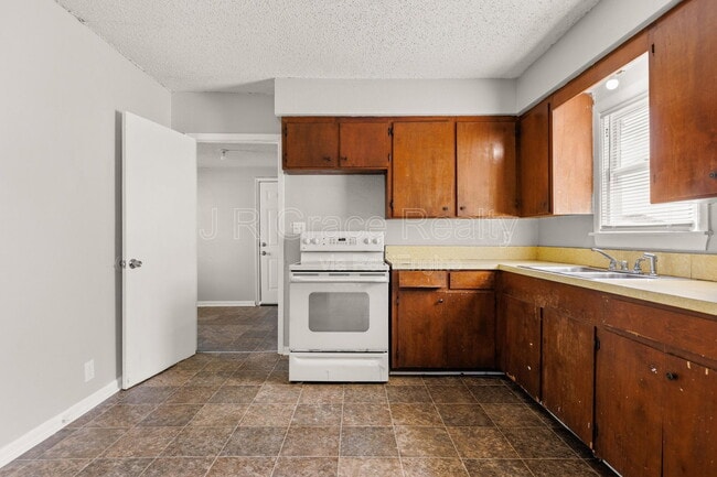 Building Photo - 807 W Sabine St