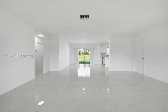 Building Photo - 11000 NW 21st Ct