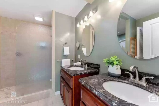 Building Photo - Beautiful 4bd/3.5ba Updated Custom House with Valley Views