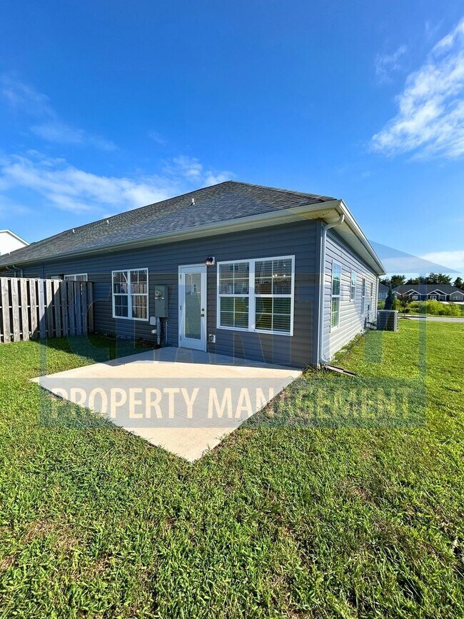 Building Photo - Modern two bedroom townhome!