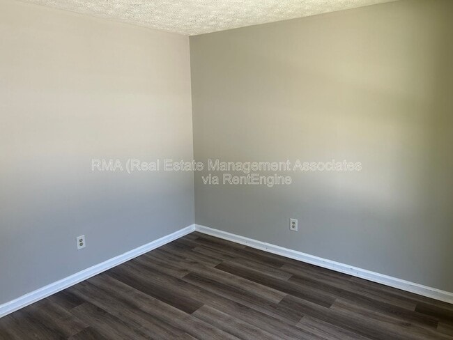 Building Photo - 133 Realty St