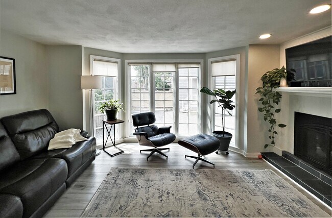 Building Photo - 4 Day St