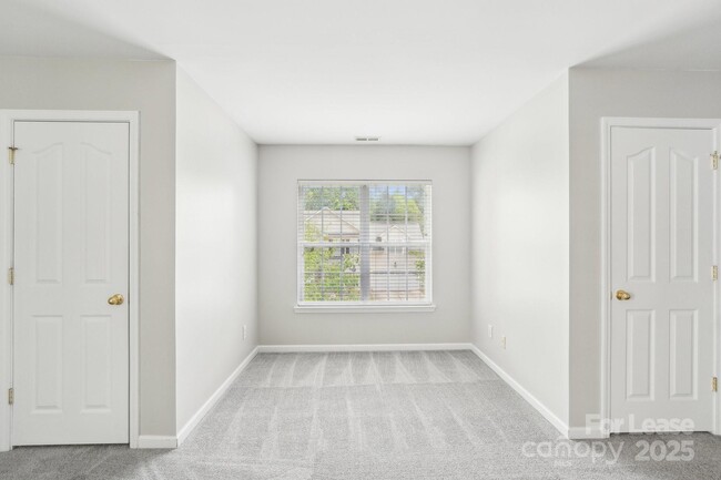 Building Photo - 14417 Laurel Tree Ln