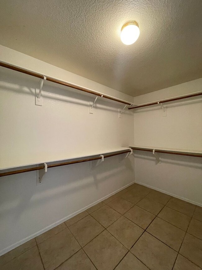 Building Photo - Large 3 Bedroom! Master Bedroom w/ Sitting Room!