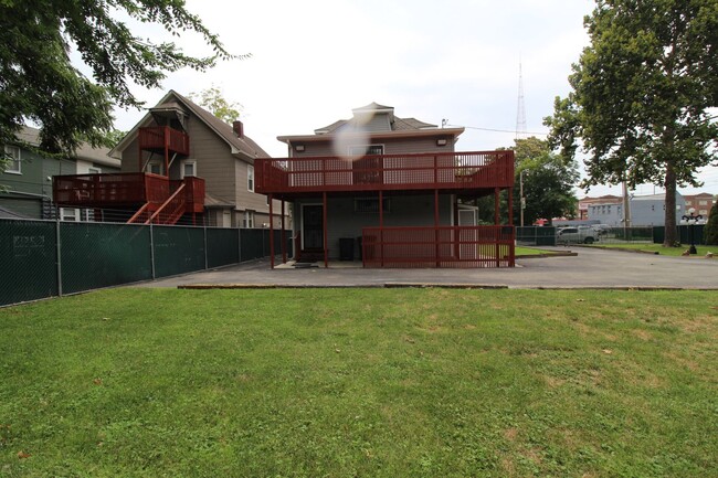 Building Photo - 3215 Charlotte St