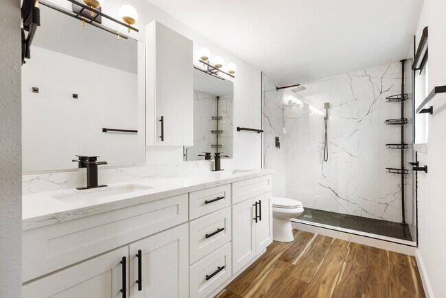 Building Photo - Newly Renovated 2BR/2BA Home with Private Balcony in Seattle