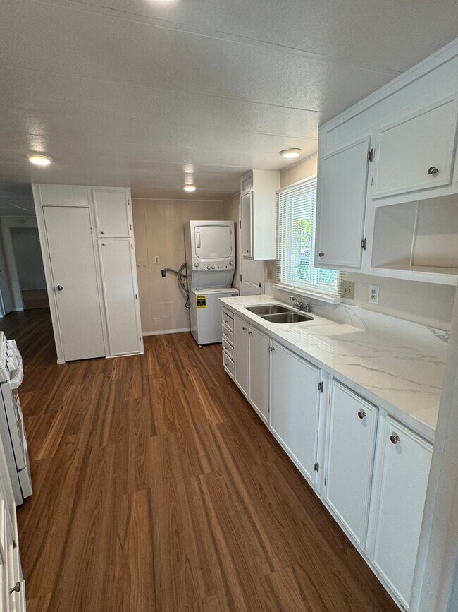Building Photo - Beautiful rehabbed manufacture home in Lak...