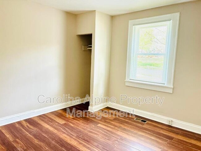 Building Photo - 606 S Ellis St