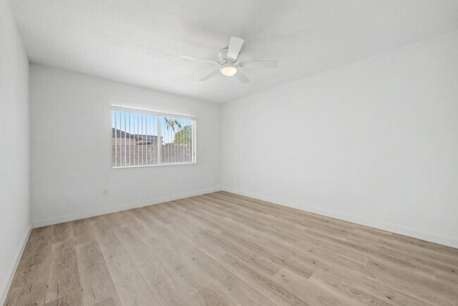 Building Photo - 935 W Santa Cruz Dr