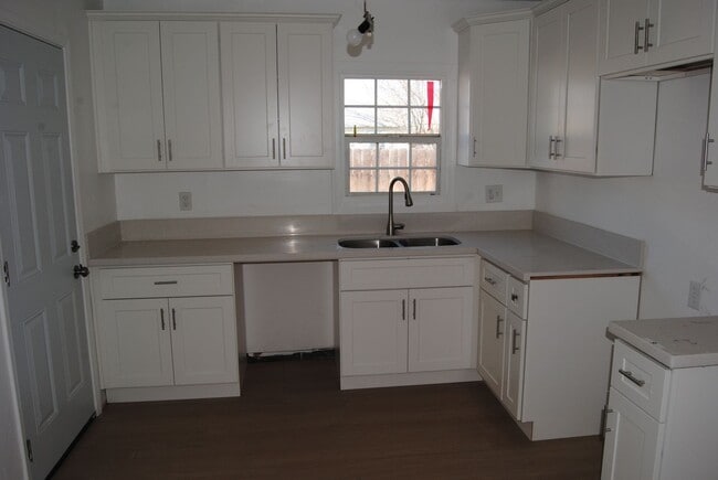 Building Photo - 506 Lincoln Ave