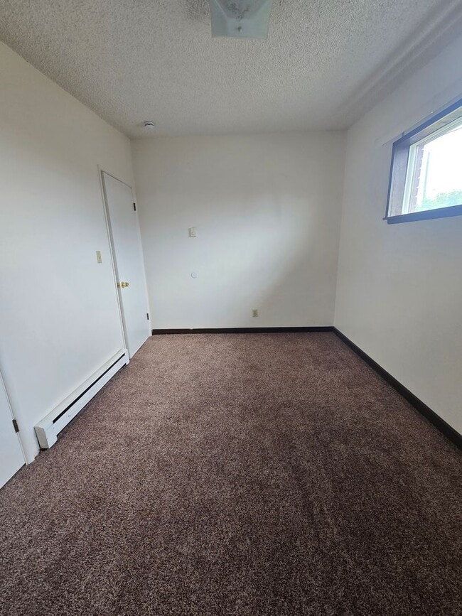 Building Photo - 2 Bedroom Duplex Apartment Available July !