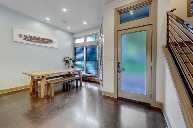 Building Photo - 602 W N Loop Blvd