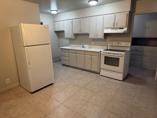 Building Photo - Beautiful town home with deep 2 car garage and a large covered patio