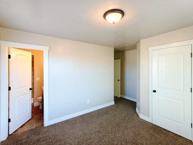 Building Photo - 2926 E 3460 S
