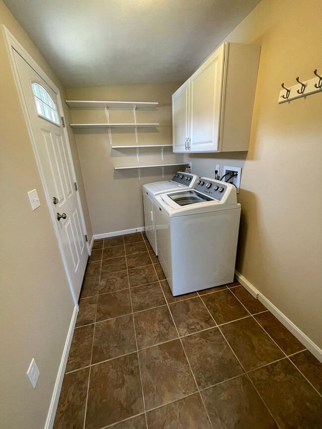 Building Photo - Single Family Home 2 bed For Rent in Quiet Neighborhood in SE Erie!