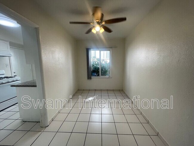 Building Photo - 622 1/2 E 97th