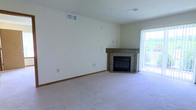 Building Photo - Condo Style Lower 2 Bedroom 2 Bathroom Apartment is Available