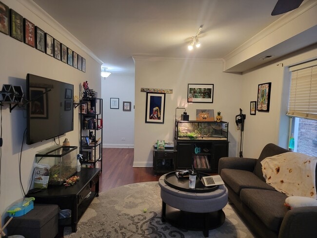 Building Photo - 7627 N Greenview Ave