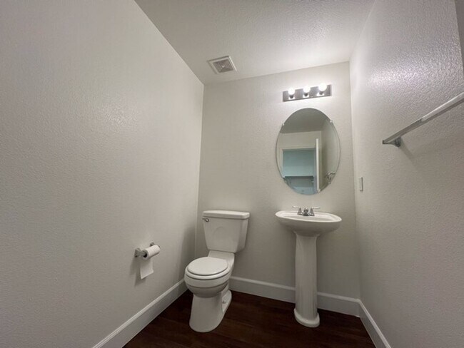 Building Photo - North Valley Four Bedroom Home