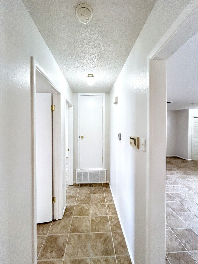 Building Photo - 1212 Hillcrest Dr
