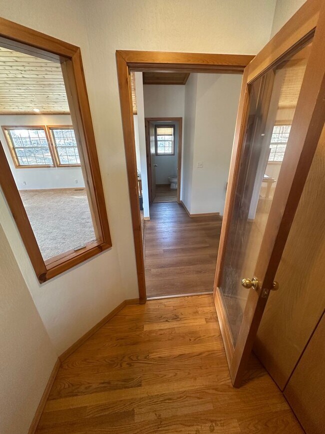 Building Photo - Long Term Glenshire Rental 3 Bed, 2.5 Bath 3 Car Garage