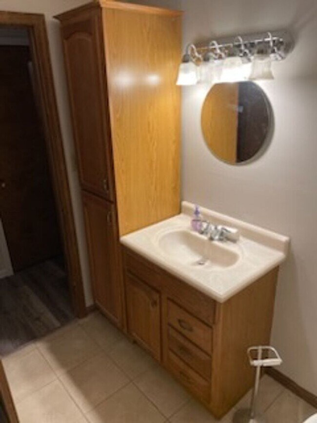 Building Photo - Large 4BR 3BTH 2car attached garage 1/2 du...