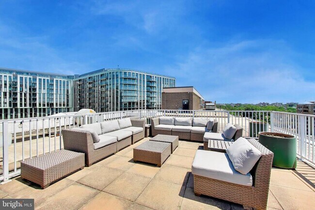 Building Photo - 2501 Calvert St NW