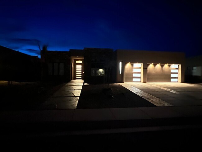 Building Photo - Beautiful 4 Bedroom, 4 Bathroom Home in The Dunes at Sand Hollow Resort