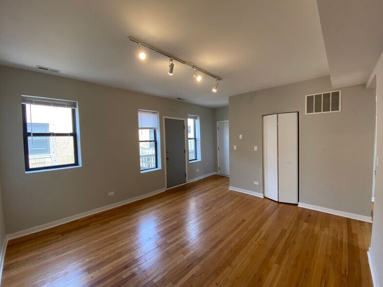 Building Photo - 4817 N Christiana Ave