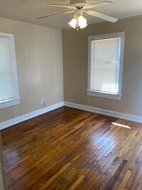 Building Photo - Great 1 Bedroom 1 Bathroom House close to ...