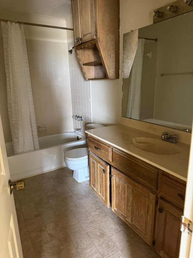 Building Photo - Conveniently Located 2 Bedroom Unit