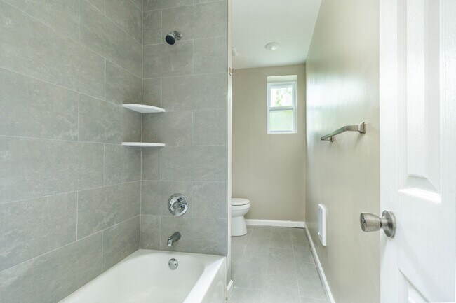 Building Photo - 104 S 51st St