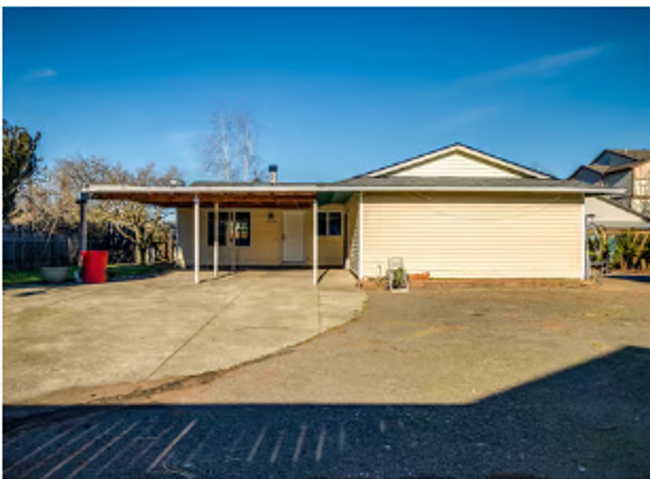 Building Photo - Beautiful Home with huge yard!