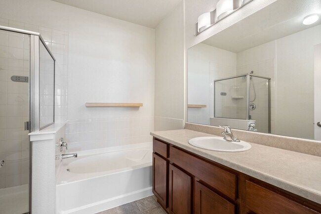 Building Photo - Charming 2 Bed, 2 Bath Top-Floor Condo with Great Sunrise Views