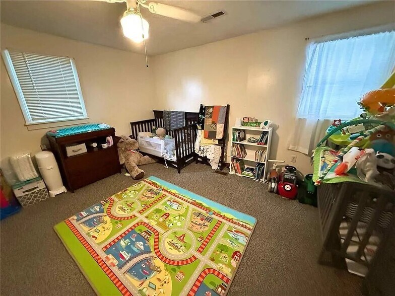 Building Photo - 415 W 9th St