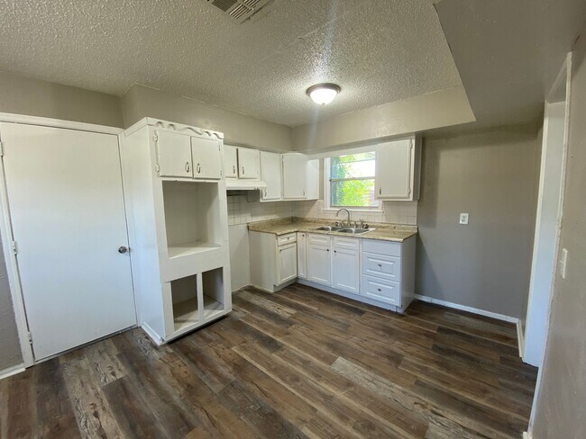 Building Photo - Charming 5 Bedroom House