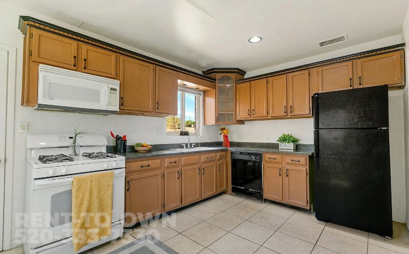 Building Photo - 418 E McMillan Dr