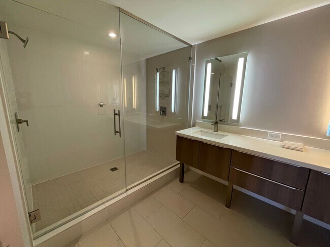 Building Photo - Symphony Honolulu! Luxurious 3 bedroom 2 bathroom in Kakaako with 2 assigned parking stall