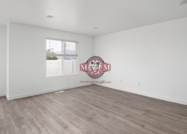 Building Photo - Great Newer 3 Bd 2.5 Bath Townhome