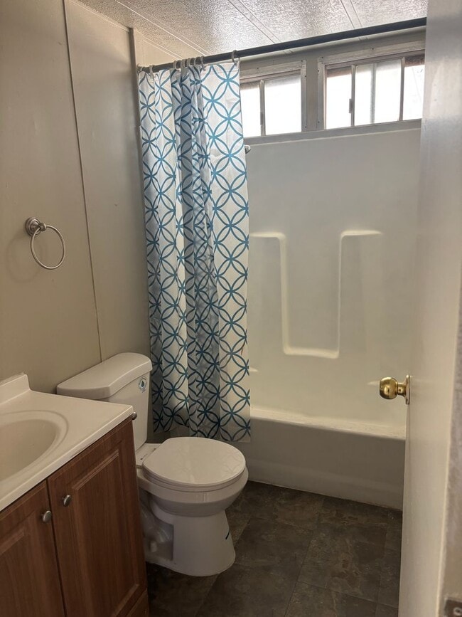 Building Photo - Beautiful fully remodeled 3 bedroom