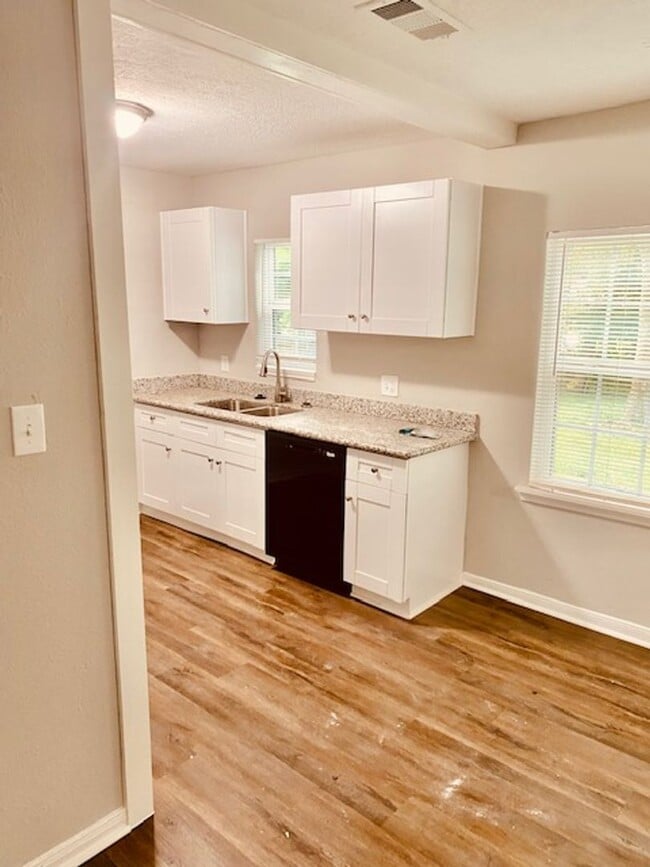 Building Photo - BEAUTIFUL RECENTLY REMODELED 3 BEDROOM HOME