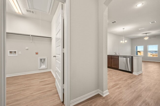 Building Photo - GORGEOUS 3 BEDROOM DUPLEX LOCATED IN CONVERSE, TX!