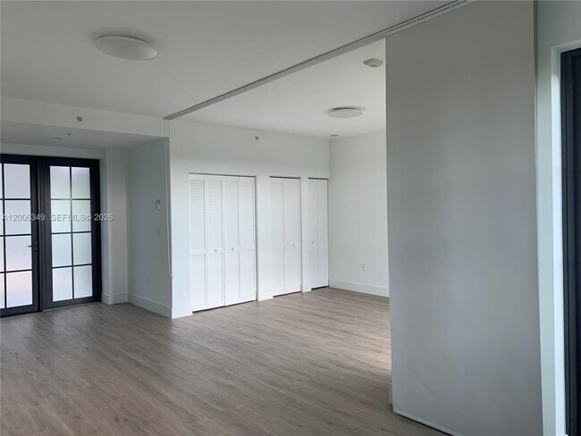 Building Photo - 4100 Davie Rd