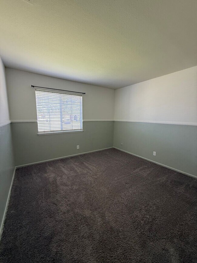 Building Photo - First Time rental in Central Simi Valley, 3 bed, 2 bath