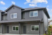 Building Photo - Beautiful Spacious Two Bedroom Townhouse i...