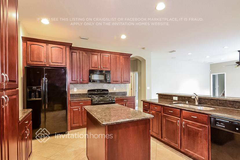 Building Photo - 1845 Beaconsfield Dr