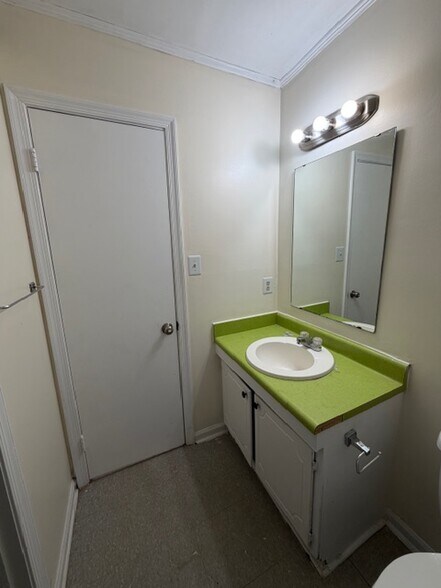 Building Photo - 2624 Randleman Rd