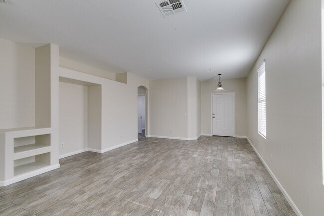 Building Photo - Beautifully updated 3-bedroom home offerin...