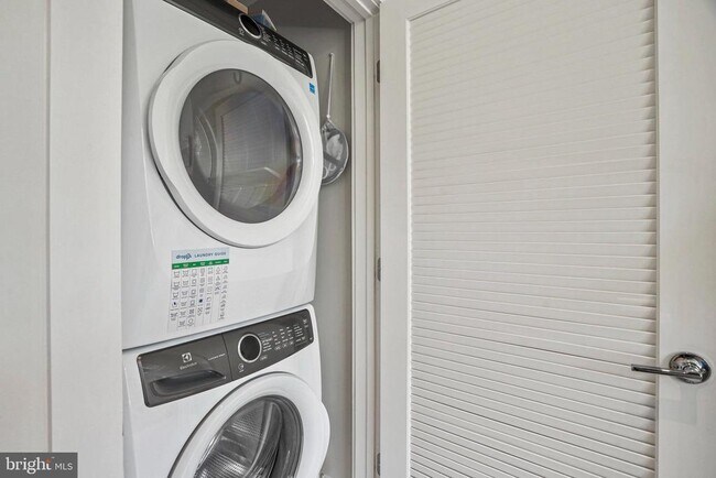 Building Photo - 1745 N St NW